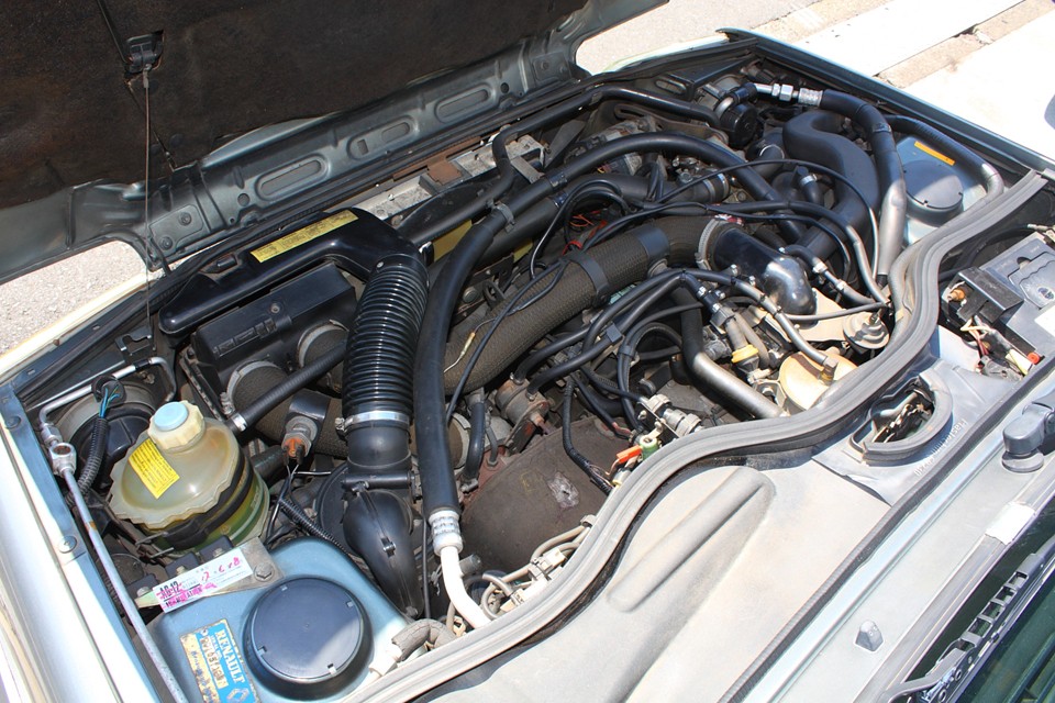 エンジンルームはさすがに古さを感じますが、状態はかなり良いと思います。
ルノーのターボ車では気になる水温も安定してます！