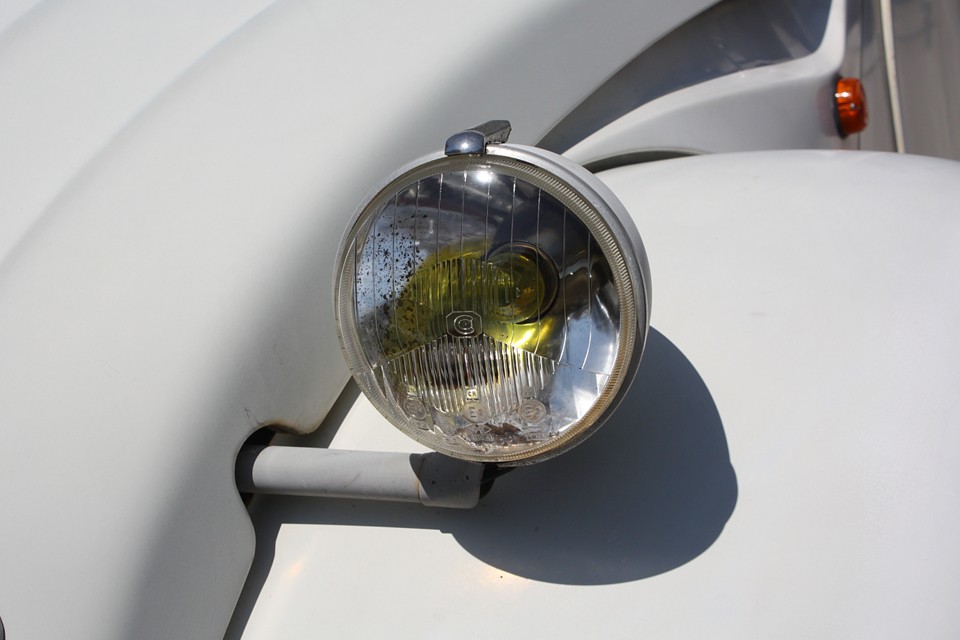 オリジナルそのままの状態なので、ヘッドライトも劣化気味。