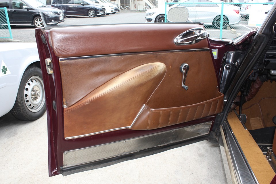 前席内張りは肘掛けの部分にスレがあります。年季は感じますが不潔な印象はありません。