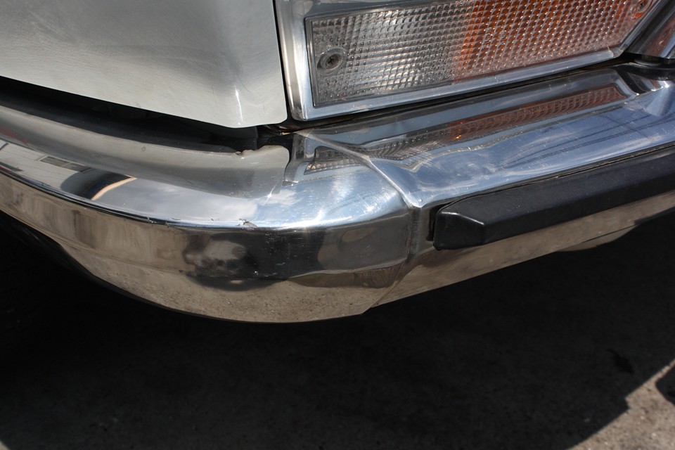 そうは言っても40年以上経過しているクルマなわけで…。
遠目では判らないですが、右フロントバンパーの凹み補修跡が少し気になるかもしれません。