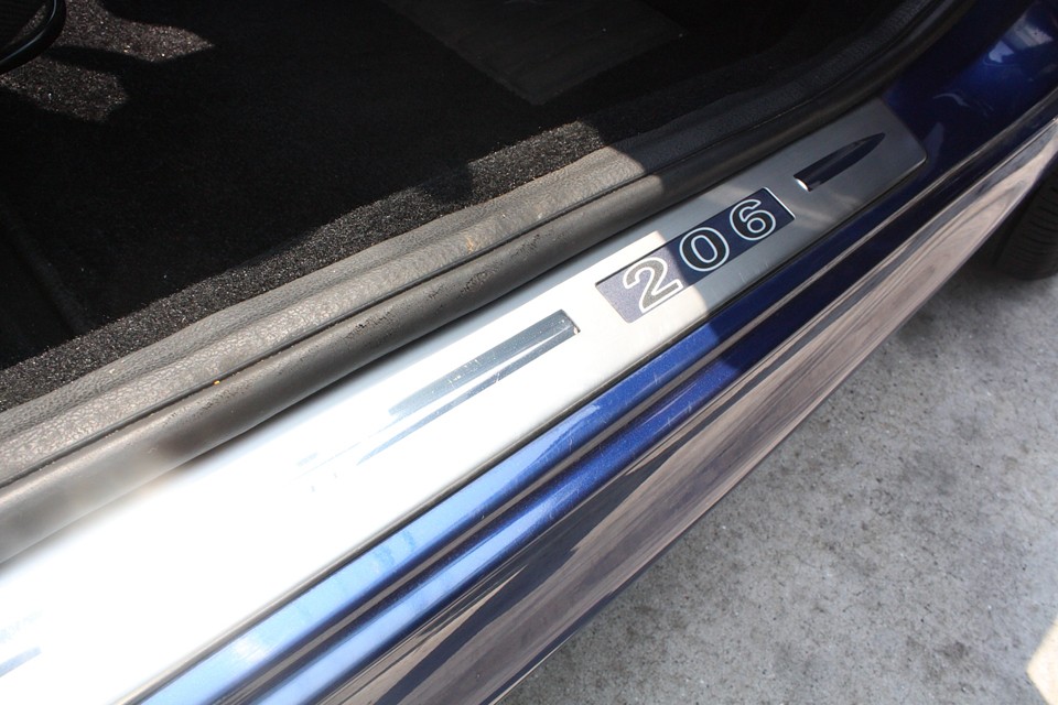 更に、なんとイルミネーション機能付きスカッフプレート！
夜は「206」の部分が怪しく光ります！