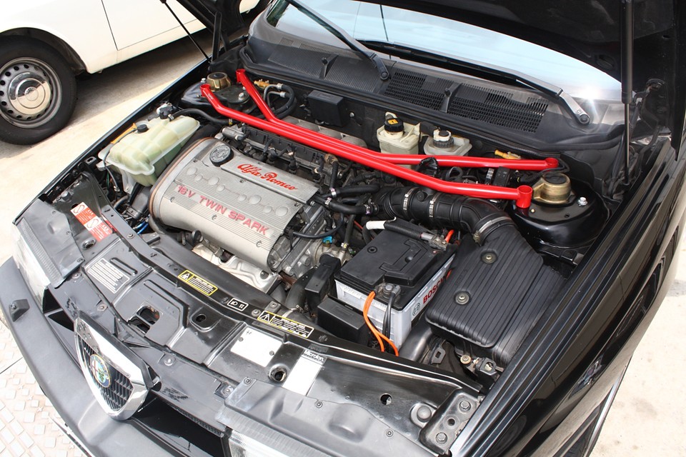 これが官能の元…どこまで回っちゃうの〜！って言うくらい回るアルファの名器ツインスパークエンジン！
ちゃんとメンテナンスされてきた感のある良い状態です。こういうのも安心！