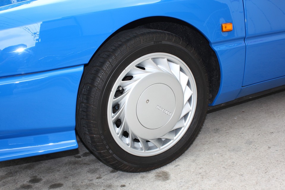 フロントタイヤは195/50R15、ピレリP6000のほぼ新品タイヤです。純正アルミも美しい〜！