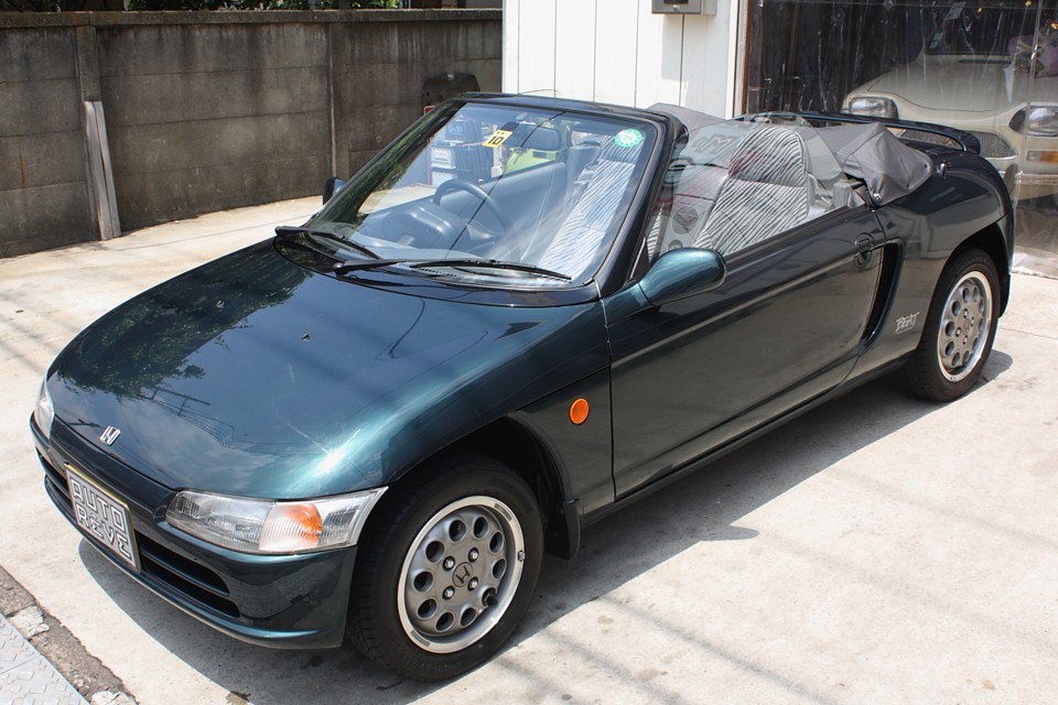 やっぱオープンカーはこのスタイル！気持ち良さそう〜！幌をたたんだ時のカバーもちゃんとあります。