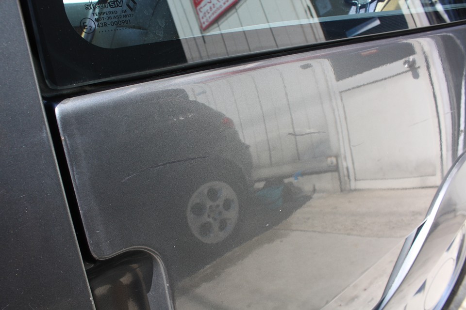 全体的には程度の良いおクルマなのですが、もちろんキズはあるわけで…。
目立つものとしては以下の4箇所…まずは左リアの線キズ。