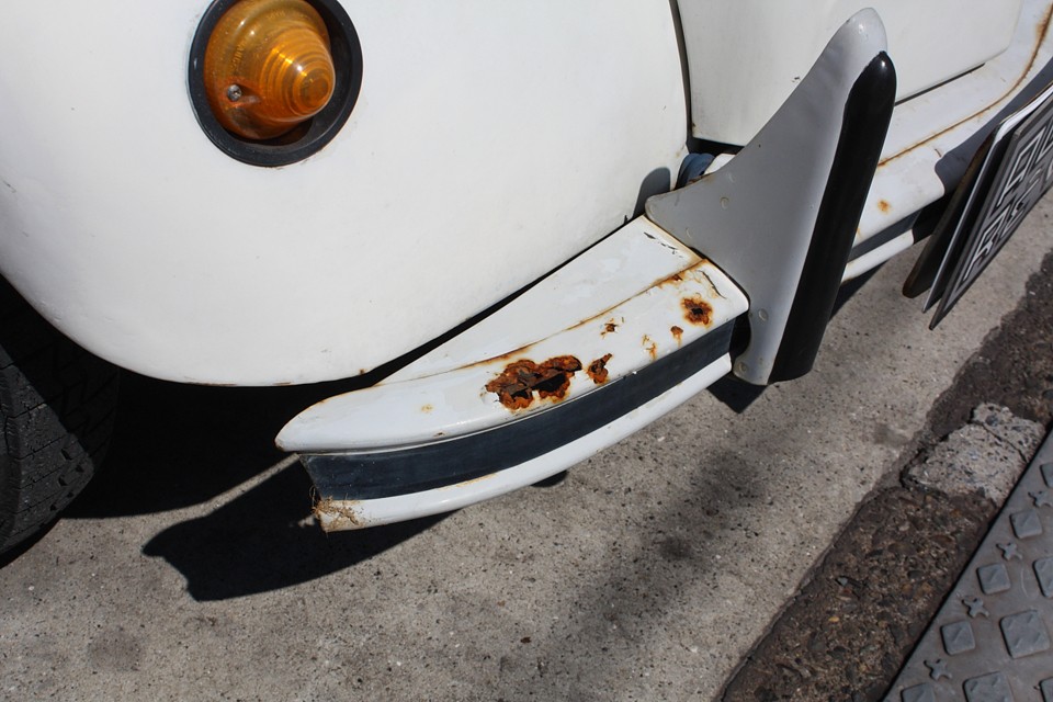 バンパーもサビ穴状態。もう一度言います。「敢えて」交換してません。