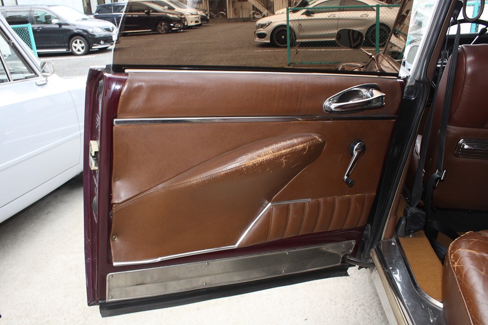 後席内張りにも同様にスレが…個人的にはコレくらいのスレがあった方が落ち着きますが（笑）もし気になる様でしたら、別途、張り替えももちろん可能です。