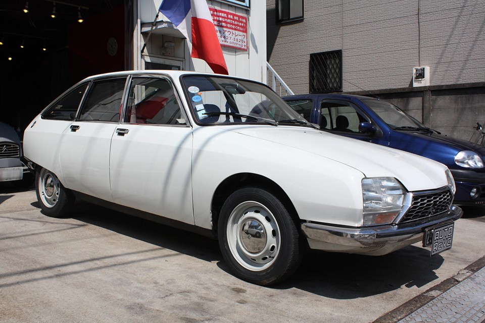 ハイドロ通常走行モード。それにしてもこのクラスのクルマにこのサスペンションって…。
一体何を考えているんでしょうシトロエンって…スゴ過ぎぃ〜！