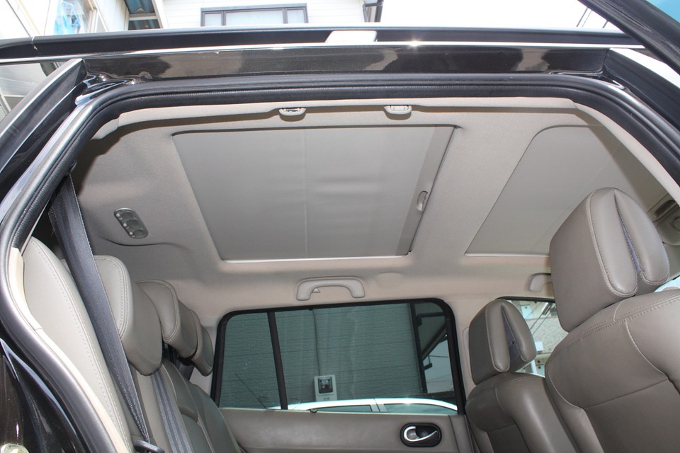 後席頭上にこれだけの面積のグラスルーフ付き！これ、ひょっとしてVIPカー？！
