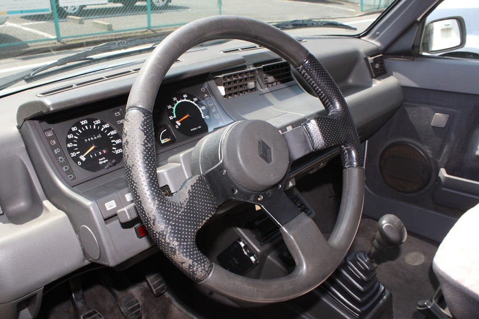 全体的に状態は良い好印象の個体ですが、気になるところはあるわけで…。
以下、気になる所3点。まずはハンドルのスレ。黒革部の表皮がどうしてもこうなってしまいます。