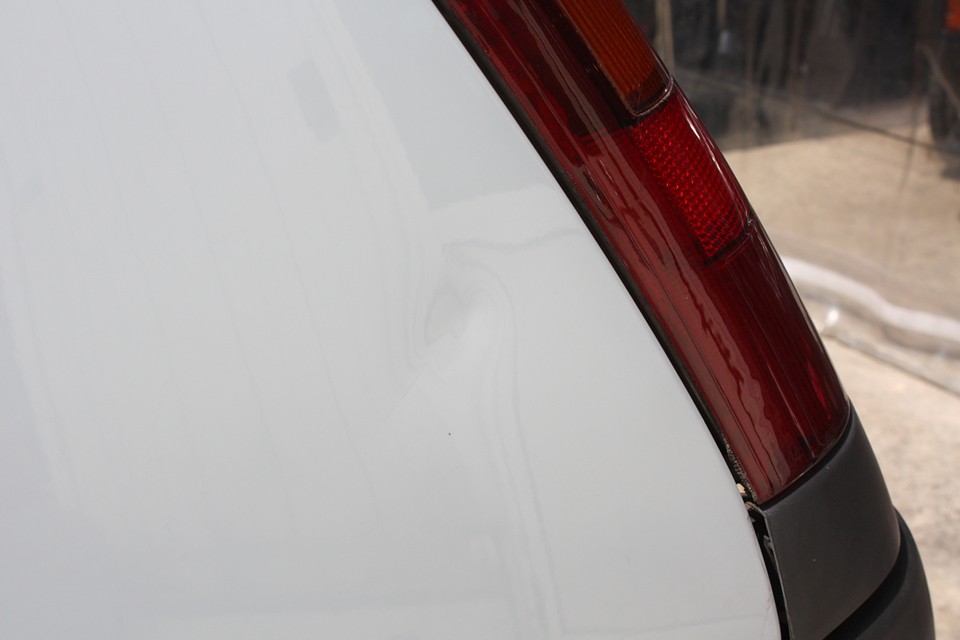 気になる所2点目。白いボディなのでそれほど目立ちませんが、左リアに小凹みあり。