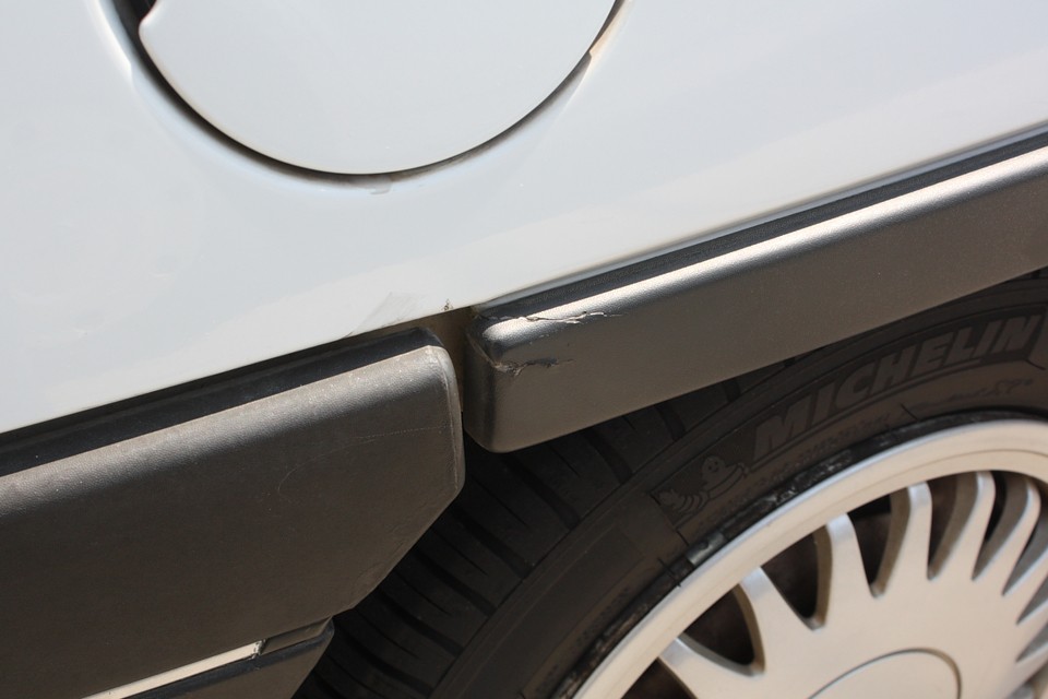 気になる所3点目。右リアガーニッシュにご覧のキズあり。