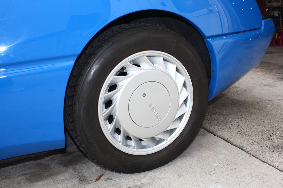 リヤタイヤは255/45R15、ミシュランMXWで、これもまだヒゲのある状態です。
FとRでブランドが違うのはサイズの問題で仕方ないところでしょうか…。