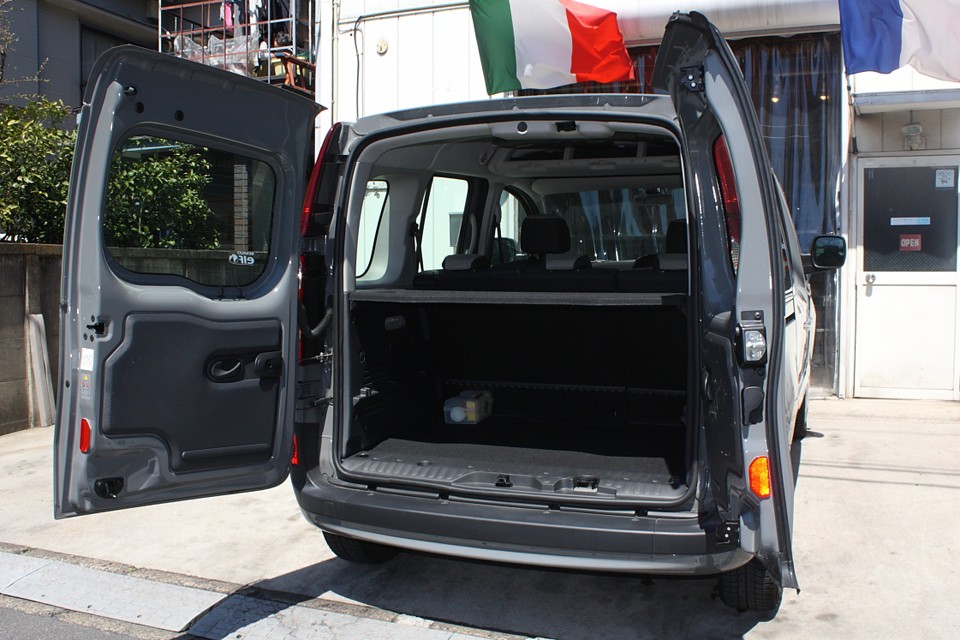 このラゲッジスペースはもはやトラック並み？ちょっとした引っ越しなら、これ1台でいけるかと…（笑）