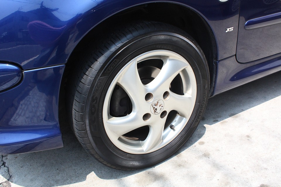 純正ホイールは若干のガリキズがありますが、それほど気にならないと思います。
タイヤはヒゲも残っていて、まだ新しい状態です！これ結構大きいですね！