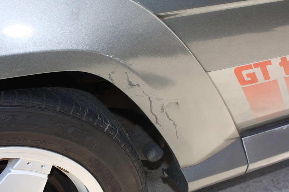 右リアフェンダー。これが一番目立つでしょうか。