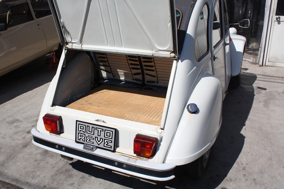 トランクには前オーナー様自作の？ゴザ仕様の仕切り板があります。う〜ん、床が平らになるので、これ便利！