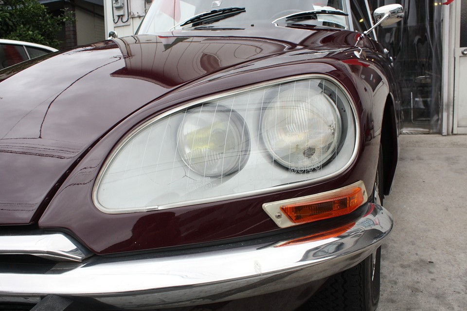 ヘッドライトガラス、ウィンカーともに、ご覧の通り目立つ劣化や割れはありません。バルブはもちろんイエローバルブ！