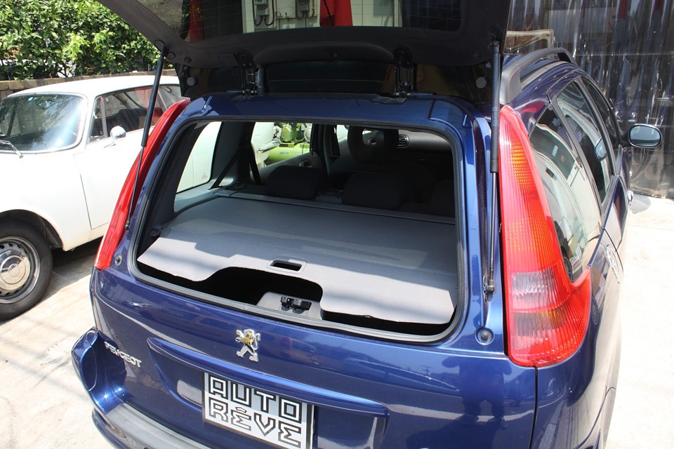 206はリアガラスハッチだけでも開くので、ちょっとした荷物の出し入れにとっても便利です！