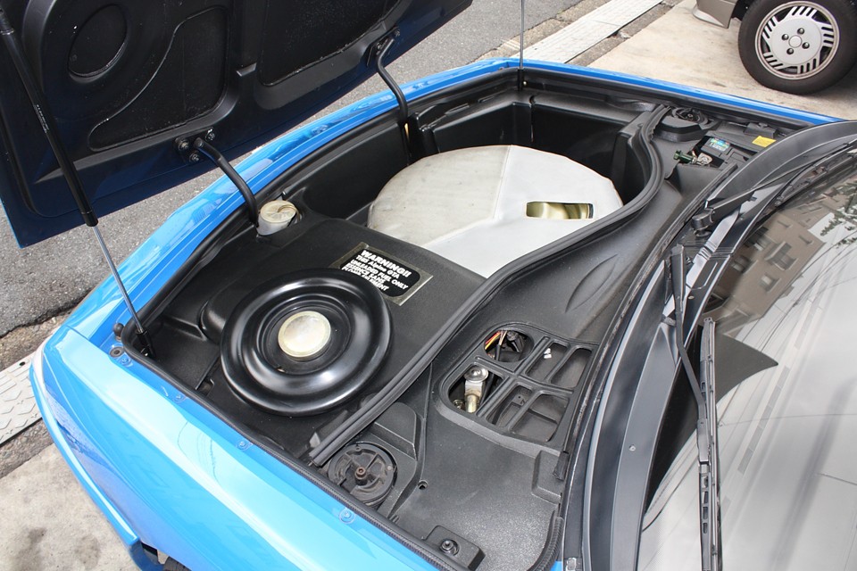 ウィンドウ下のインナーカバーって薄い素材なのでパリパリに割れるのが普通なんですが…。
こういうところもキレイなのが、良い個体の特徴！