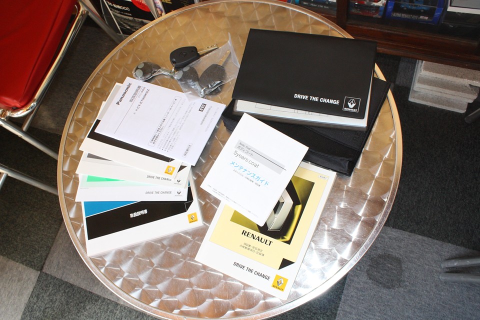 新車時よりのマニュアル類はすべてあります。
キーも未使用のスペアと使用してる方もリモコンはビニール袋で保護されているのでほぼ新品状態！