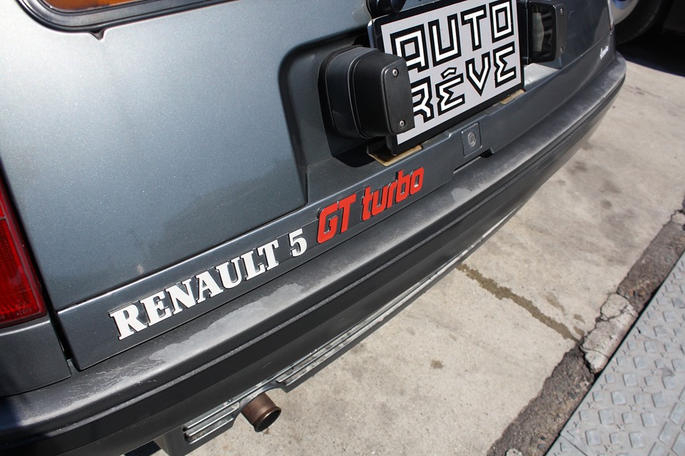 リアバンパー上面はキズではなく、経年劣化です。いずれも別途費用とはなりますが、もちろん補修可能です。
ご希望ありましたら、お気軽にお申し付けください。