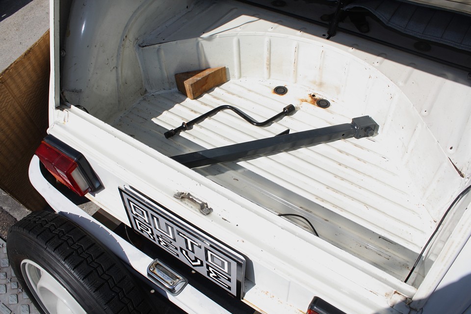 スペアタイヤ下のサビやすいところにもご覧の通り！付属品のジャッキ、クランク棒、木製車輪止めもあります。