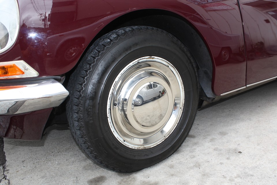 ホイールはリム部分にキズが多いですが、キャップはほとんど無キズ！タイヤも比較的新しいものですので当分交換の必要は無さそうです。