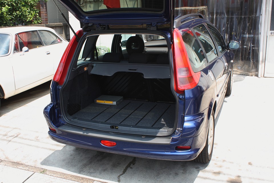 ワゴンですのでラゲッジスペースもタップリ！さぁ、家族みんなで、海水浴にキャンプに出かけよう〜！