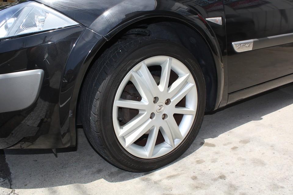 純正アルミもご覧の通り、目立つキズはありません。タイヤは5〜6分山といったところでしょうか。