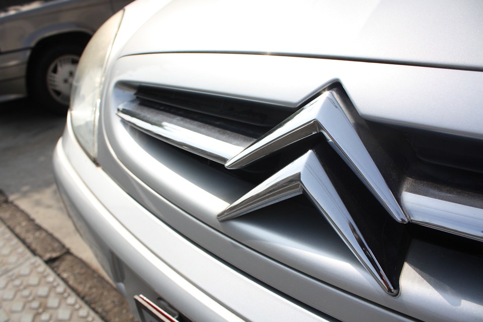 紛れも無くシトロエンらしい、しなやかな乗り心地を体験していただければ、
きっと、こう感じていただけるはず…。