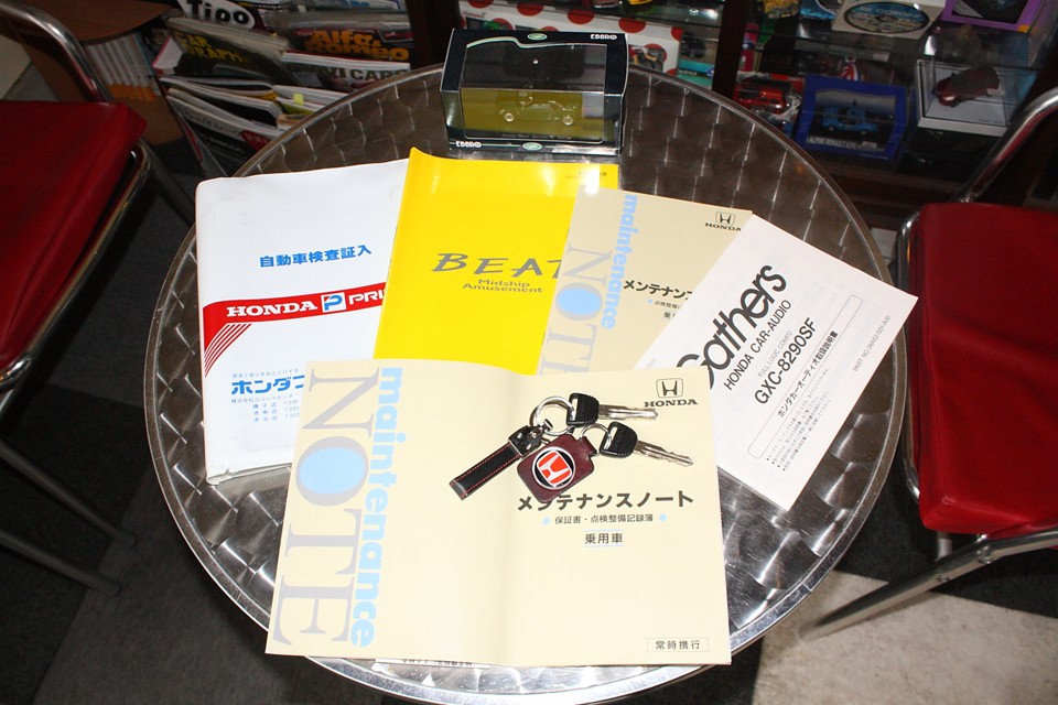 車両マニュアル、オーディオマニュアル、記録簿（新車時からのディーラー記録9枚）、キー2本あります。
ちなみに現車と同じミニカーはオーナー様よりのおまけです！こういうのうれしい〜！