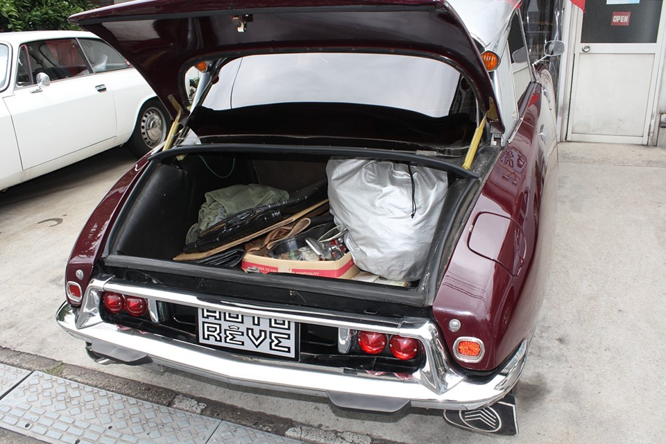 ボディ形状故、浅めのトランクですが容量はそれなりにあります。ご覧のボディカバーやいくつかの新旧パーツもお付けします！