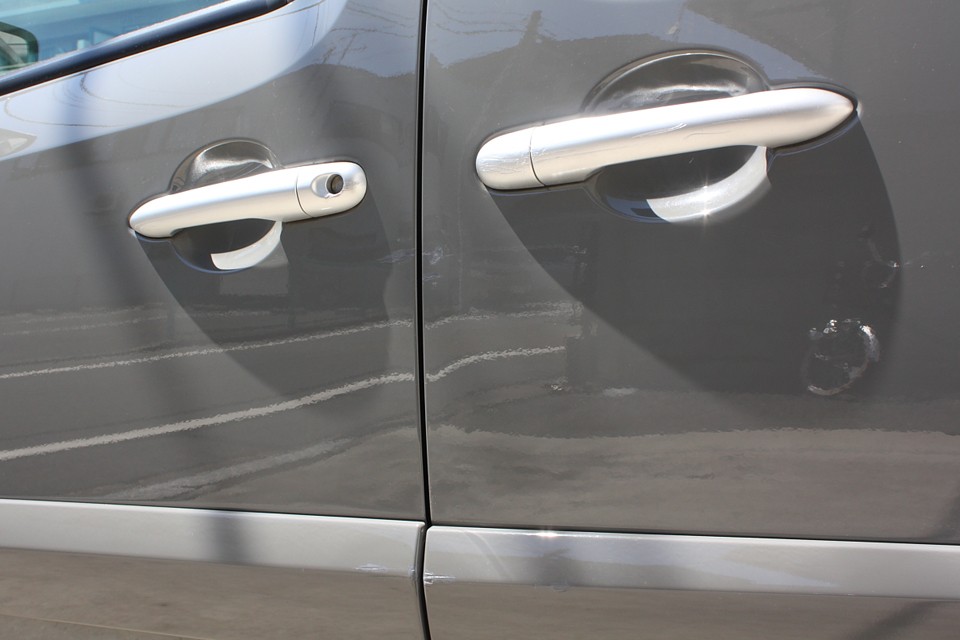 全体的にはとてもキレイで程度の良いおクルマなのですが、良く見るとキズはやはりあるわけで…。
気になるかもしれないキズ3点。まずは左側面。補修塗装はしてありますが、少し目立ちます。