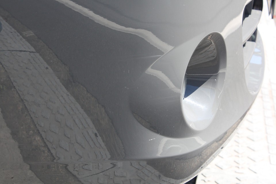 2点目。右フロントフェンダーに薄い線キズが何本かあります。