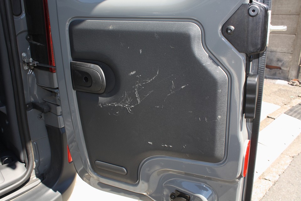 3点目。右リアハッチ内側に荷物が当たって出来たと思われるキズがあります。
普段は見えないところですけどね…。