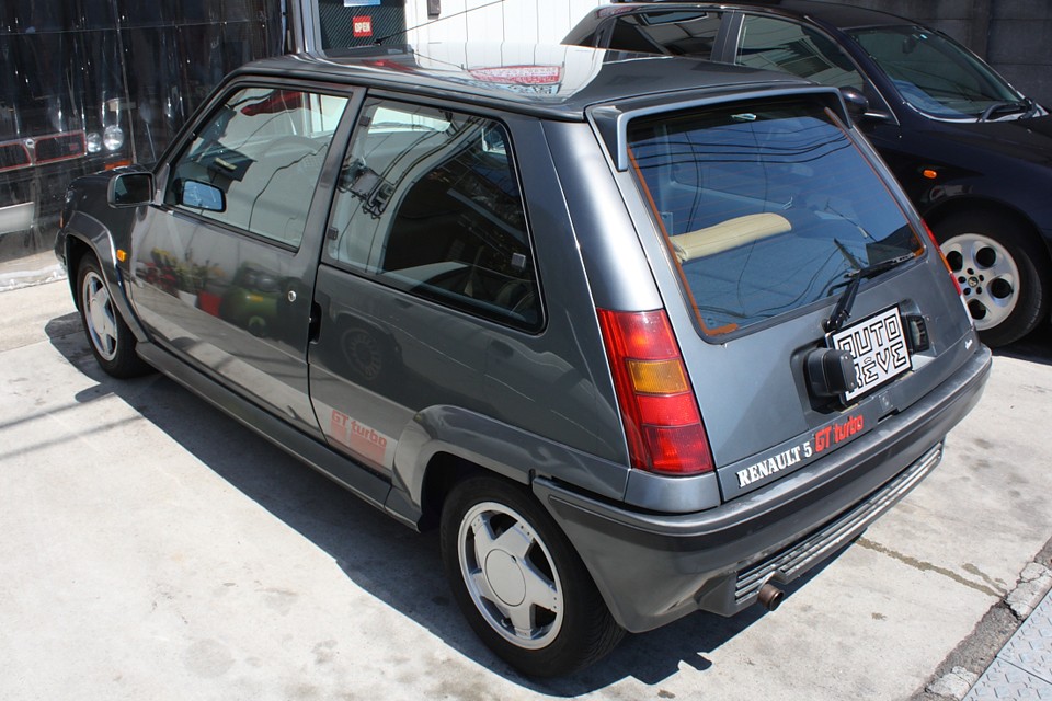 この角度！美しいですねぇ〜。1本1本のラインを繊細に描く事によって生まれる気持ちよい形…。
どっかの国の、意味の無いラインで造られた無感動な形状とは明らかに違います。