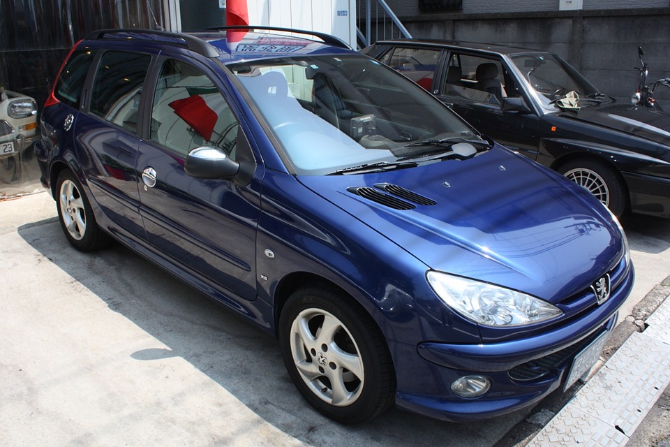 近年のプジョーのヒット作、206！このデザイン、この使いやすさなら納得ですね。