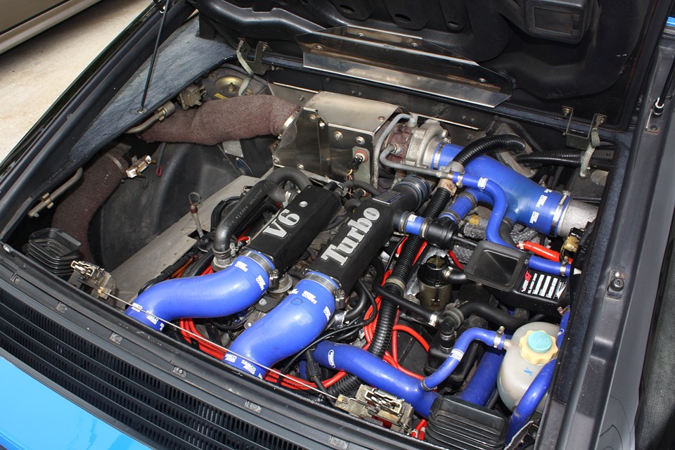 更にラジエターの引き側ファンを増設。ラジエター後ろのエアー抜けを拡大。
水回りホースはご覧の通り、すべてSAMCOに換装…。