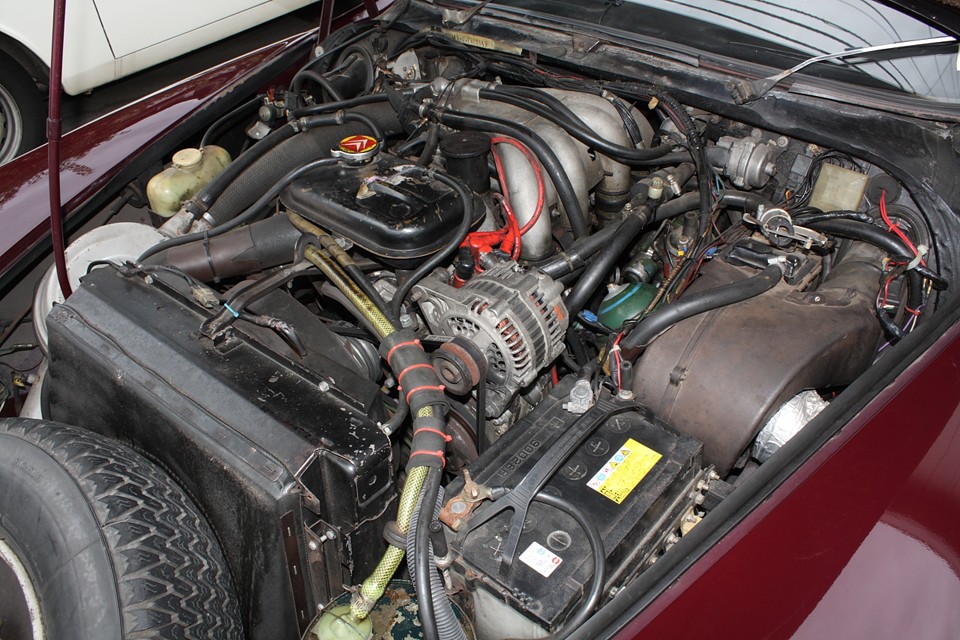 目視でオイル漏れ、にじみ箇所無し！フルトラ化で一発始動！ホースや配線類も比較的新しい状態！かなりの数DSは見てきましたが、エンジン、ハイドロを含む機関系の安定感はトップクラスの印象です。