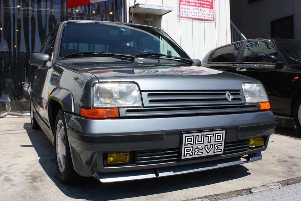 もともとのデザインも素晴らしいのですが、ベース車をこんな風に巧みにリデザインし、
新しい価値を創造する手法も、是非そのスジの方には見ていただきたいなぁと…。