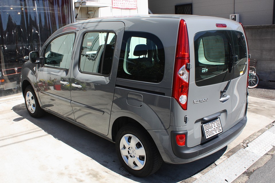 それでいてフランス車らしい柔らかな乗り心地で、このPOPなデザインなんですから人気がないはずない！ですよね。