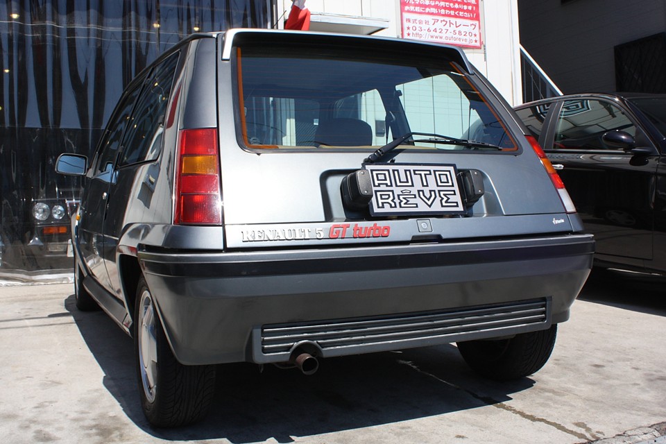 このクルマを見るといつも思ってしまうのです。
そのスジ（デザインに関わっている方々ね）の方、是非、一考くださいませ。