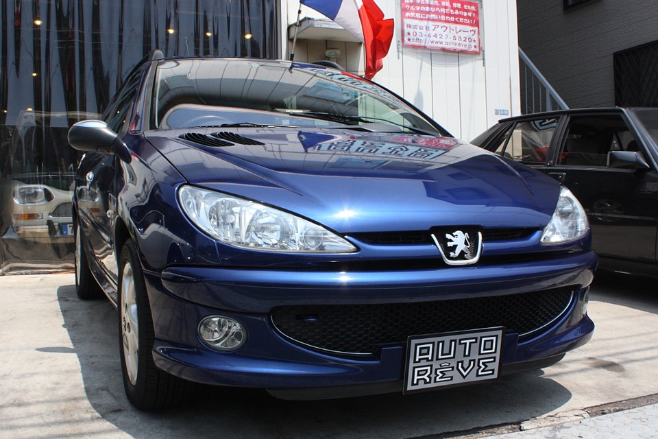 「これに乗る人って、きっとステキなライフスタイルなんだろうなぁ…」
と想像させるところが206のスゴいところ！