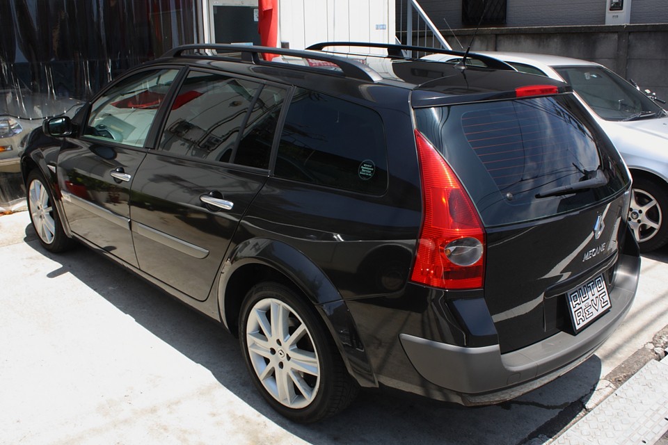 ただ、セダンの荷室大きい版ではないのです。ワゴンに求められるものは居住性はもとより…。