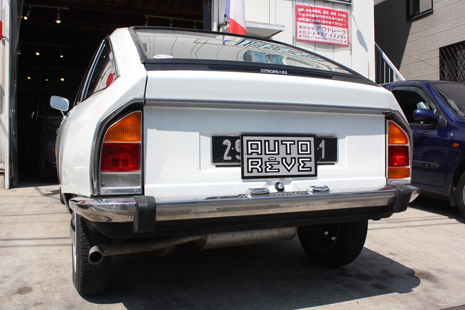 5ドアのハッチバックはリア周りが野暮ったくなりがちですが、
レンズを両端に縦型にすることでスッキリとした印象に！これはデザインの勝利！