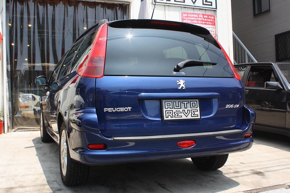 決して派手さや豪華さはありませんが、品の良さを感じさせるのは長い歴史のあるプジョーだからこそ！