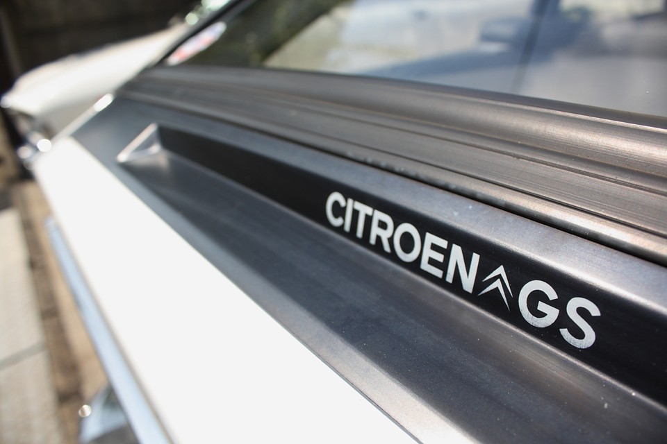 今や貴重な最初期型GS。既に40年以上経過したクルマですが、
機械式ハイドロサスの乗り心地には誰もがきっと驚かれるはず…。