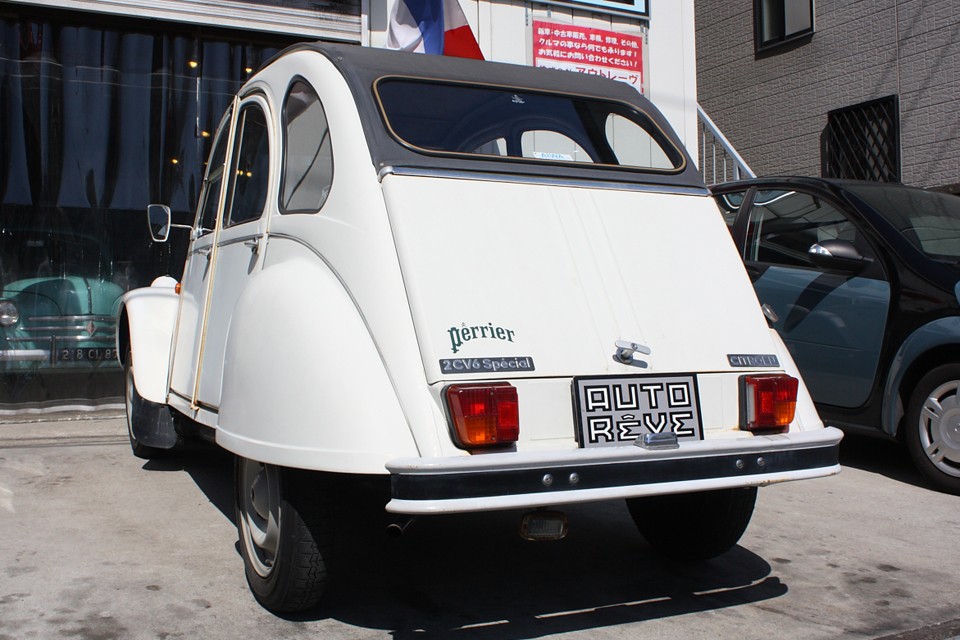 2CVの場合、部品は豊富だし交換も比較的容易なので、キレイにするのは簡単ですが、
このクルマが経てきた「時」をご覧いただきたくて、敢えてこのまま掲載しました。