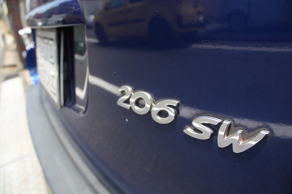 ただセダンのトランク拡大版ではないのです。ワゴンのあるべき姿を想像してみてください。